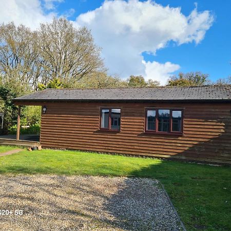 The Reading Whole Chalet With Lake And Two Acre Gardens Exterior photo