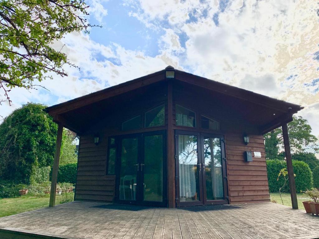 The Reading Whole Chalet With Lake And Two Acre Gardens Exterior photo