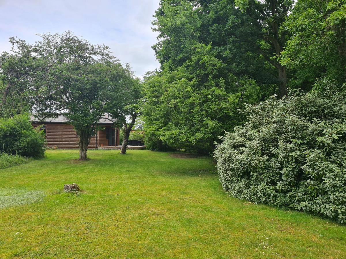 The Reading Whole Chalet With Lake And Two Acre Gardens Exterior photo