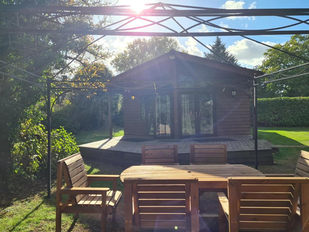 The Reading Whole Chalet With Lake And Two Acre Gardens Exterior photo