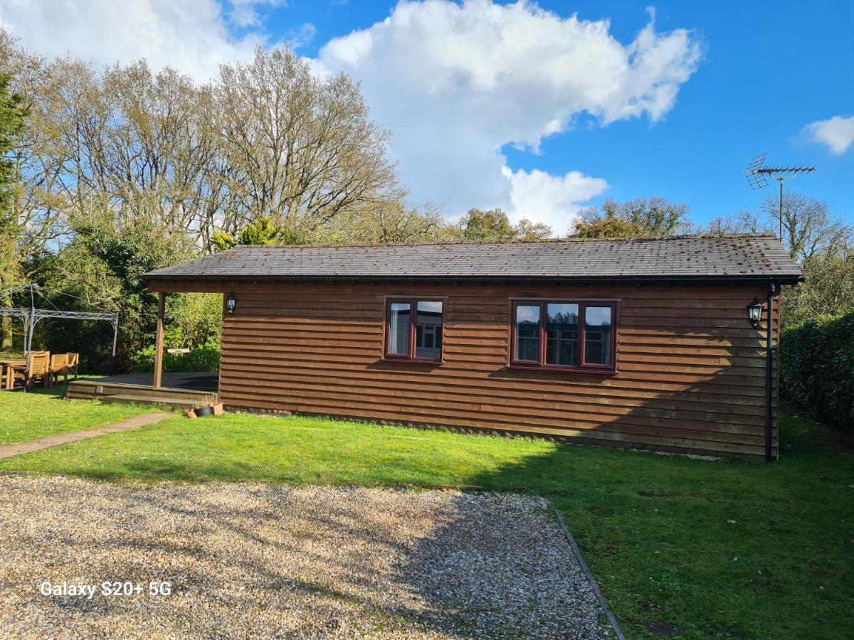 The Reading Whole Chalet With Lake And Two Acre Gardens Exterior photo