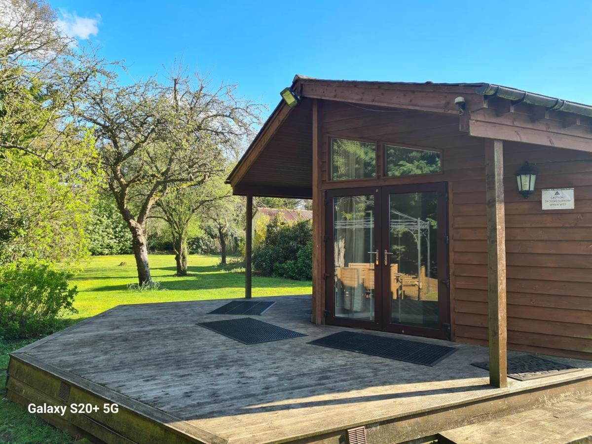 The Reading Whole Chalet With Lake And Two Acre Gardens Exterior photo